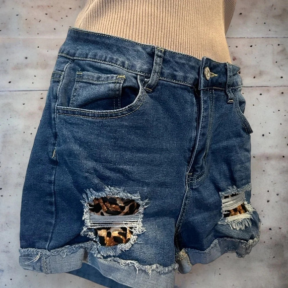Leopard print patch denim jean shorts size‎ small - Picture 4 of 10